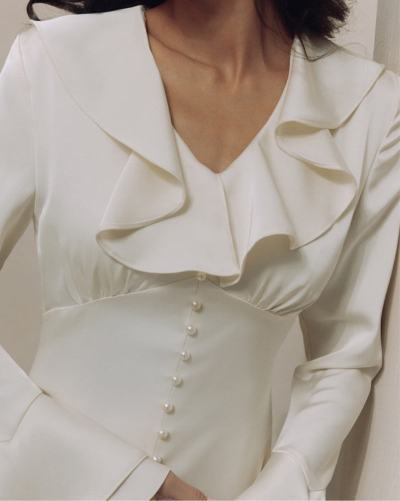 Vestido midi con volantes y botones de perla